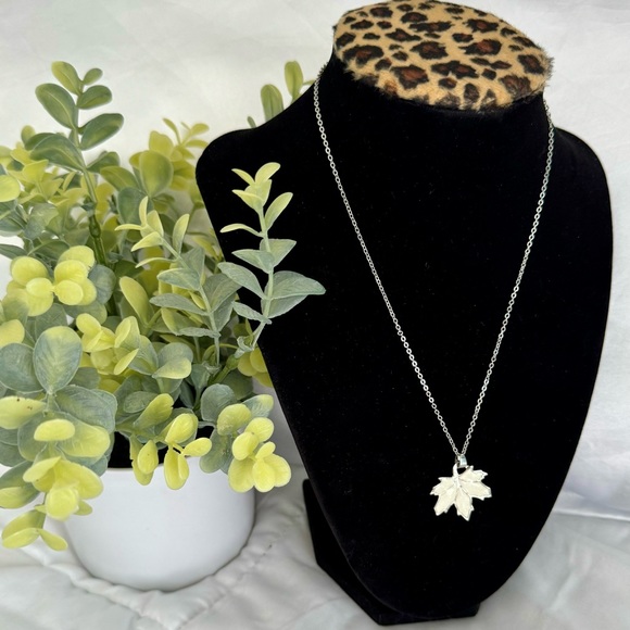 🆕 Silver & Cream Opal Leaf Necklace - Picture 5 of 8